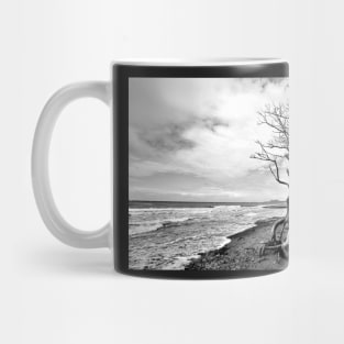 Arbre sur une plage en Noir & Blanc Mug